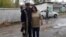 20 жыл түрмеден отырып шыққан саяси тұтқын Мурод Жураев (сол жақта) және өзбекстандық құқыққорғаушы Васила Иноятова. Ташкент, 12 қараша 2015 жыл. Сурет Васила Иноятованың Facebook парақшасынан алынды.