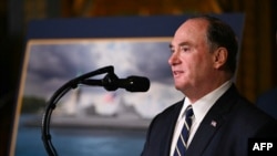 აშშ-ის სამხედრო-საზღვაო ფლოტის მინისტრი ჯონ ფელანი „ოქროს ფლოტის“ მშენებლობის პროექტის პრეზენტაციაზე პრეზიდენტ დონალდ ტრამპის ფლორიდის რეზიდენციაში. 2025 წლის 22 დეკემბერი.