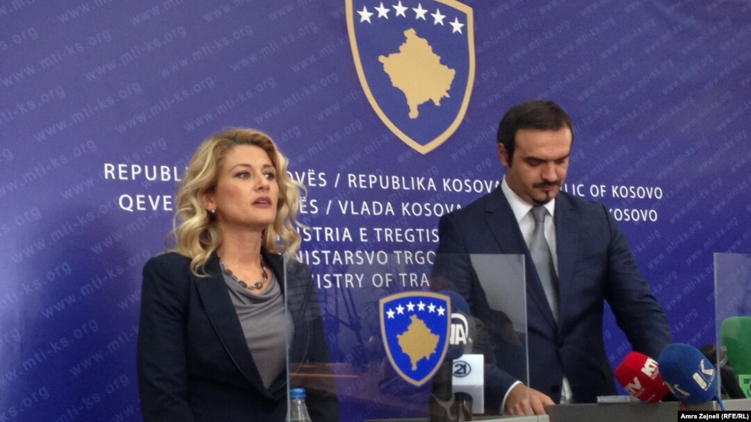 Косовската министерка за трговија и индустрија Мимоза Кусари Лила, по разговорите со македонскиот министер за економија, Валон Сарачини во Приштина.