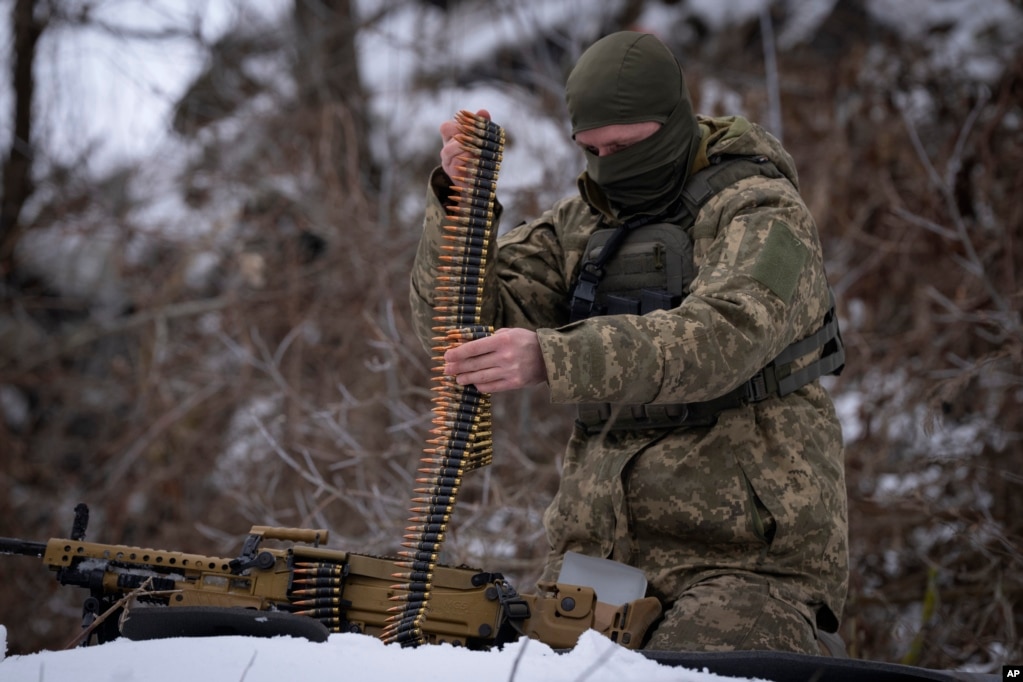 Një anëtar i Batalionit Siberian pro-ukrainas duke stërvitur në një qendër ushtarake pranë Kievit, Ukrainë, 13 dhjetor 2023.
