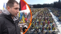 «Я тут, живий, та подивіться, що тут робиться»: у 4-ту річницю війни рідні прийшли до могил своїх близьких, які загинули на фронті