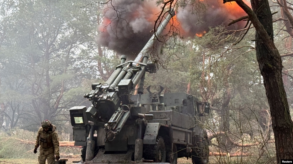 Українські військові ведуть вогонь по російських позиціях із самохідної гаубиці Caesar на Запоріжжі, лютий 2026 року