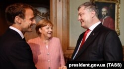 Президент Франції Емманюель Макрон, канцлер Німеччини Анґела Меркель і президент України Петро Порошенко