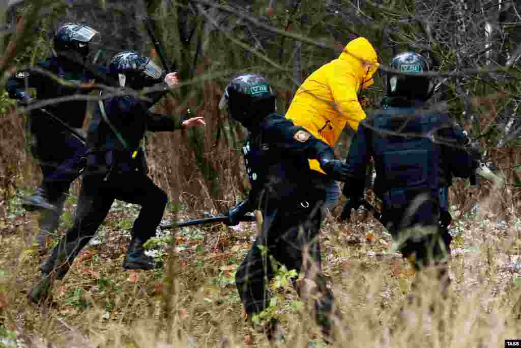 Policia teksa arreston një mbështetës të opozitës gjatë një tubimi në Minsk më 22 nëntor. (TASS)