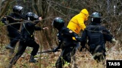 Милиция пытается задержать участника протестной акции в сквере в центре Минска.