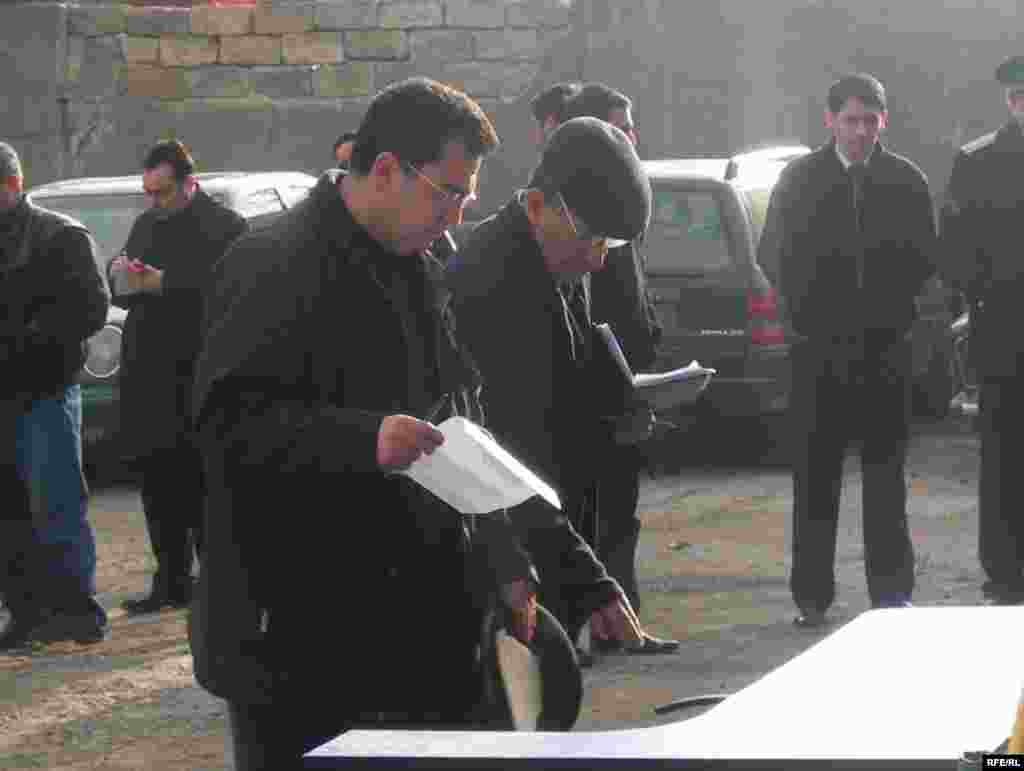 Qırılan əşyaları Nizami Rayon Mənzil İstismar İdarəsi təmir etdirəcək. 19 yanvar 2007 - Yanvarın 19-da Azərbaycan Xalq Cəbhəsi Partiyasının (AXCP) Nizami rayonu Keşlə qəsəbəsindəki zavodun inzibati binasında saxlanılan əmlakı özünə qaytarılıb. Ədliyyə Nazirliyi Məhkəmə Qərarlarının İcrasına Nəzarət Baş İdarəsi təhvil vermə prosesini polisin və Nizami Rayon Mənzil İstismar İdarəsi nümayəndəsinin iştirakı ilə həyata keçirib. Əmlakı təhvil alan AXCP sədrinin müavini Fuad Mustafayev köçürülmə zamanı əşyaların bir hissəsinin yararsız hala düşdüyünü, avadanlıqların bəzilərinin sıradan çıxdığını və hətta kamera, fotoaparat və s. cihazların yox olduğunu bildirib. Prosesdə iştirak edən Bakı Şəhər Baş Polis İdarəsinin rəis müavini Yaşar Əliyevin sözlərinə görə isə, bina polis tərəfindən ciddi mühafizə olunub: «Əmlak ora yığılandan sonra açarın biri AXCP-yə verilib. Bayırda isə daim polis əməkdaşları dayanıblar. Həmin müddət ərzində içəri AXCP üzvlərindən başqa kimsənin daxil olmasına 