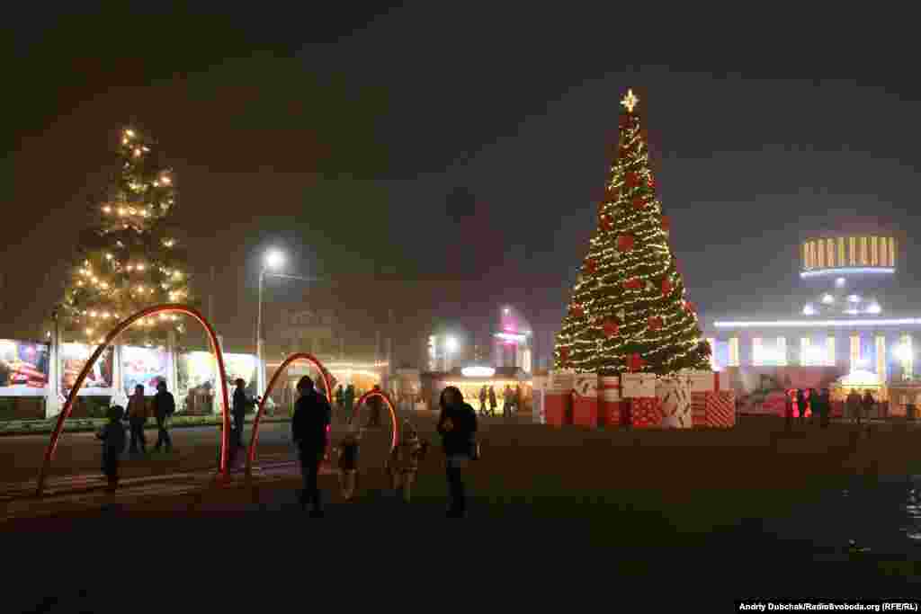 Поринути у різдвяно-новорічну святкову атмосферу ВДНГ можна одразу на вході на територію паркового комплексу &nbsp;