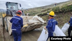 Бучук тилкесиндеги өндүрүштүк калдыктарын тазалоо учуру. Сүрөт Жаратылыш ресурстары, экология жана техникалык көзөмөл министрлигинен алынды.