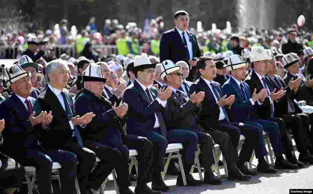 Ошто майрам быйыл президент Садыр Жапаровдун катышуусунда өттү. Президент куттуктоо сөзүндө кыргыз-тажик чек ара келишимине токтолуп, аны "чоң жетишкендик" катары айтты. “Тажикстан менен 1924-жылдан бери, бир кылым бою чечилбей келаткан чек ара маселесине түбөлүккө чекит койдук. Төрт жылдын ичинде чек араны ой-чуңкурунан бери жакшы билген адистер менен бел чечпей иштешип, “жети өлчөп, бир кесип”, бир айылдын эмес, бүтүндөй бир мамлекеттин кызыкчылыгы деп олтуруп, акыры жөнгө салууга жетиштик. Албетте, ата-бабаларыбыздан бери медер тутуп, мекендеген айрым жерлерибизди алмашуу оңойго турган жок. Ошентсе да эки мамлекеттин чек араны тактоо боюнча өкүлдөрү эки жактын кызыкчылыктарын ортого салып, талашып-тартышып, кызыл чеке болуп олтуруп, акыры кыргыз-тажик чек ара сызыгы такталып бүттү. Чек араларыбыздын толук такталышы Кыргызстандын көз карандысыздыгы менен бүтүндүгүнүн чыңдалгандыгын айгинелеп турат”, - деди куттуктоо сөзүндө президент. 