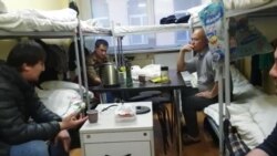 Қурилишга ёлланган ўзбек муҳожирлари уларга берилган ойликлардан норози