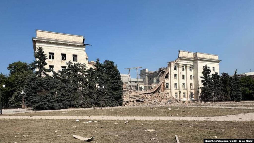 Зруйнована російськими обстрілами 5 червня 2025 року Херсонська обласна державна адміністрація