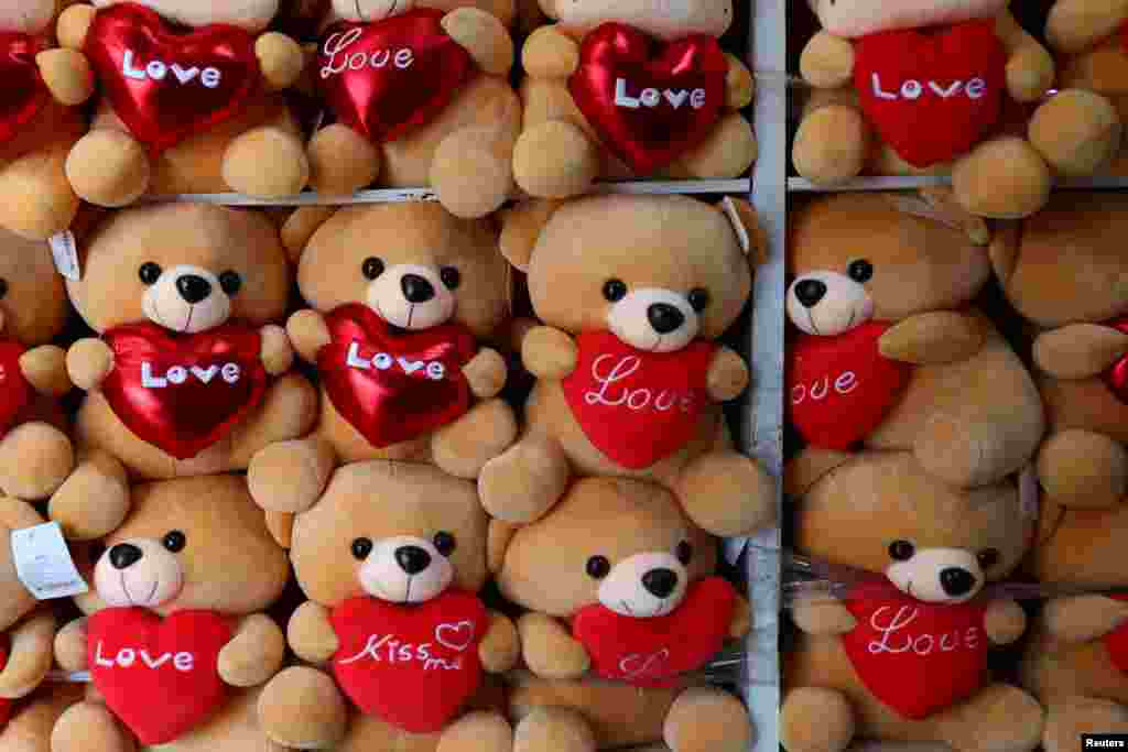 Мягкие игрушки ко Дню влюбленных в магазине в городе Ксонакатлан в Мексике. В стране продолжаются ограничения из-за коронавирусной инфекции (COVID-19), 12 февраля 2021 года