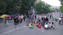 Число протестующих в Ереване сокращается