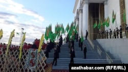 Студенты на празднике Туркменского скакуна 