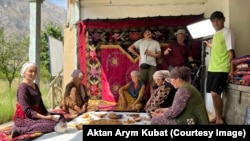 "Кара, кызыл, сары" тасмасын тартуу учуру. (Архив)