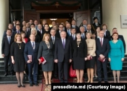 Președintele Nicolae Timofti (centru) cu un grup de demnitarii decorați, după ceremonia de conferire a distincțiilor la Reședința de Stat, 24 decembrie 2014.