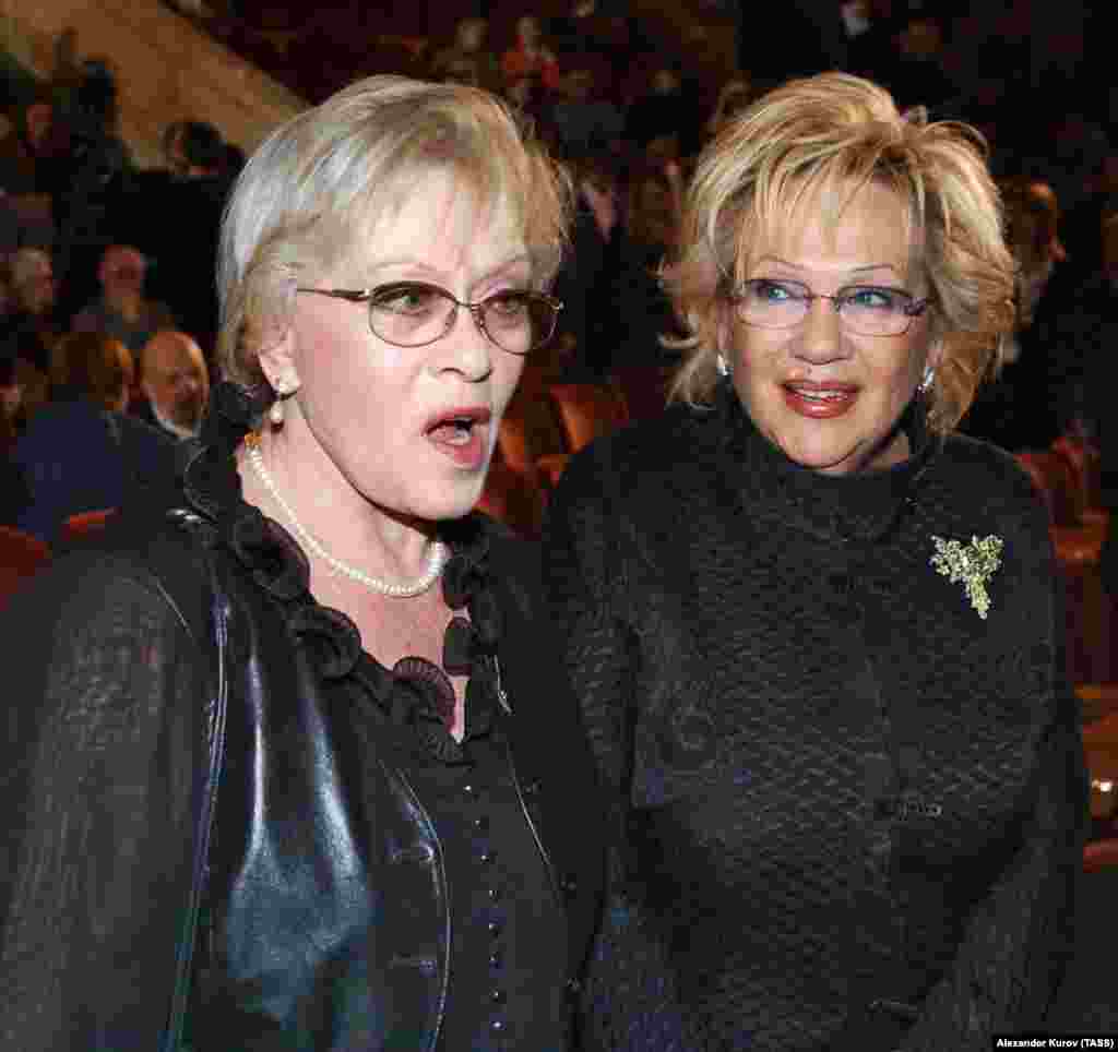 Актриса Алиса Фрейндлих и режиссер Галина Волчек во время XIX церемонии вручения кинематографической премии "Ника" в марте 2006 года. Фото: Александр Куров (ИТАР-ТАСС)