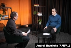 Павал Севярынец на запісе інтэрвію ў віленскай студыі Радыё Свабода, 5 студзеня 2026 году