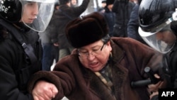 Оппозиционного политика Серика Сапаргали задерживает полиция на акции протеста в Алматы, 17 декабря 2011 года. 