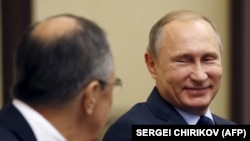 Vladimir Putin (sağda) və Xarici işlər naziri Sergei Lavrov