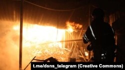 Ուկրաինա - Ռուսական զինուժի հարվածին հաջորդած հրդեհ Չեռնիգովի մարզի Նիժին բնակավայրում, 16-ը հոկտեմբերի, 2025թ.