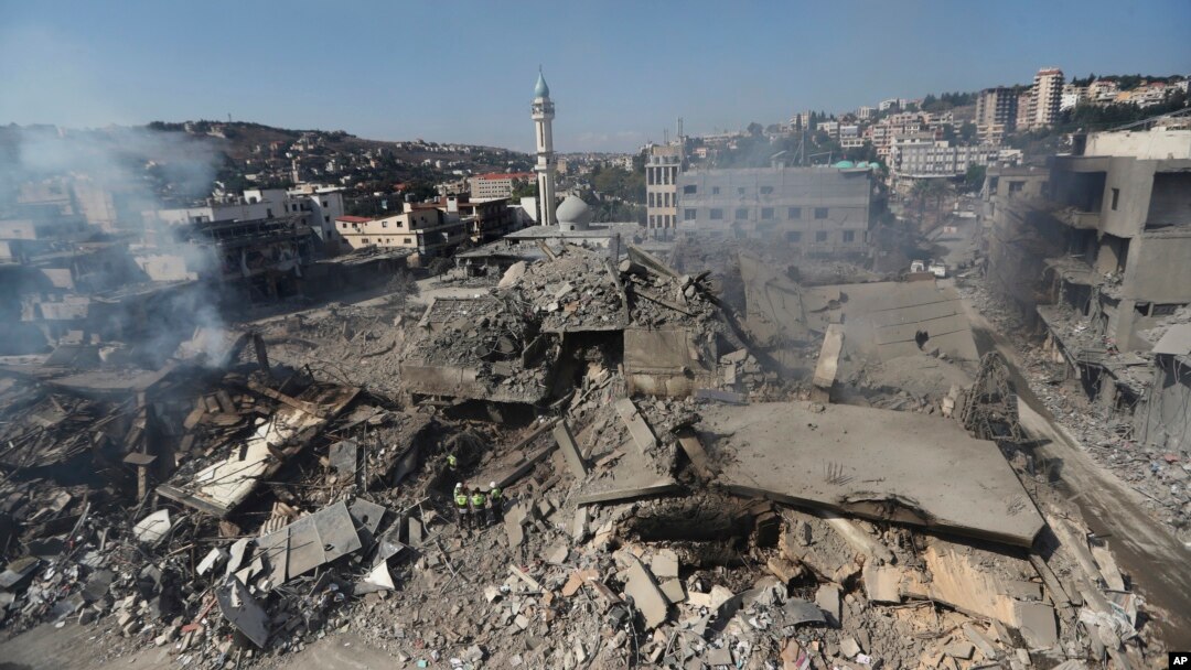Ruinele clădirilor lovite în timpul nopții de atacurile aeriene israeliene, în Nabatiyeh, sudul Libanului, pe 13 octombrie 2024.