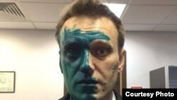 ალექსეი ნავალნი მოსკოვში მომხდარი თავდასხმის შემდეგ. 2017 წლის 27 აპრილი