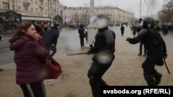 Policija privodi demonstrante, Minsk