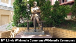 Памятник Михаилу Булгакову на Андреевском спуске