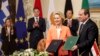 رئیس کمیسیون اروپا و رئیس‌جمهور مصر در مراسم امضای توافقنامه کمک ۸ میلیاد دلاری