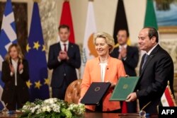 UE ajută economia Egiptului, aflată în dificultate - însă cu condiția ca aceștia să oprească parte din valul de migranți africani. Ursula von der Leyen și Abdel Fattah al-Sisi, președintele Egiptului, prezintă declarațiile semnate în urma summitului de pe 17 martie.