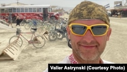 Валер Астрынскі на фоне беларускага лягера