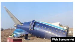 Літак Embraer-190 летів із Баку до Грозного, але зазнав пошкодження у повітрі над територією Росії. Лайнеру вдалося пролетіти над Каспійським морем і долетіти до Актау в Казахстані, де він розбився при заході на посадку