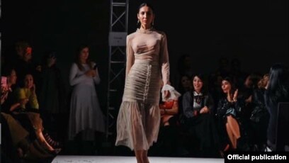 Moda sahnada yalangoch Moda sahnada yalangoch