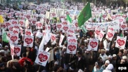 Pakistanly protestçiler "Charlie Hebdonyň" Muhammet pygamberiü karikaturasyny çap etmegine garşy ýörişe çykdylar. Lahore, 27-nji ýanwar, 2015. 