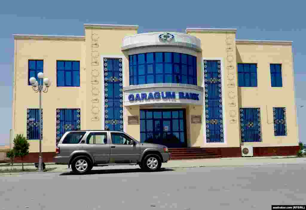 Häzirki wagtda &ldquo;Western Union&rdquo; arkaly pul geçirimek hyzmatyny Türkmenabadyň Senagat, Türkmen-Türk, Garagum, Türkmenabaşy ýaly täjirçilik banklary we bölümleri alyp barýarlar.