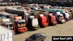 آرشیف/ موترهای باربری در تورخم سال 2018 میلادی/ Source: Qazi Rauf (AP)
