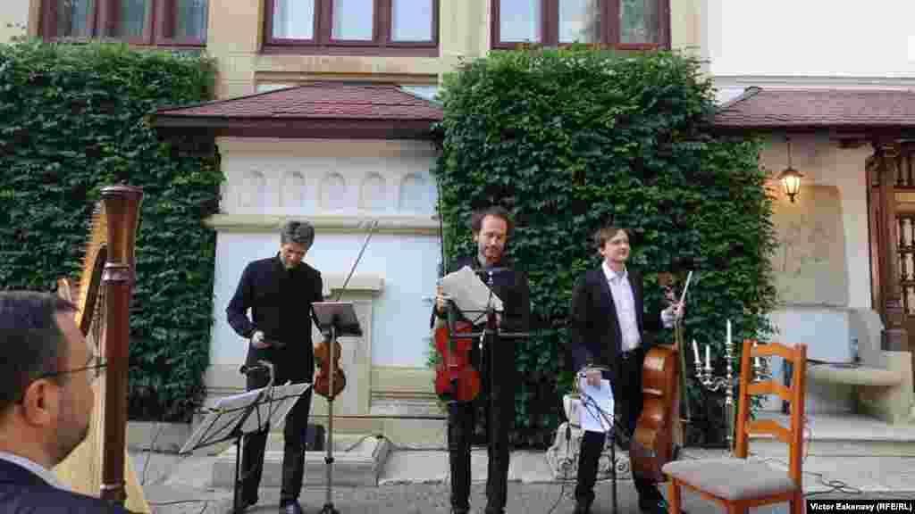 &bdquo;Abaude&rdquo; de George Enescu, deschide programul - Nicolas Datricourt, Răzvan Popovici, Benedict Klockner, François Bloch (BRD)