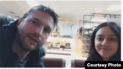 "Адам укуктары боюнча эл аралык федерация" (FIDH) эл аралык укук коргоо уюмунун PR-менежери Рафаил Лопухин жана анын ассистенти.