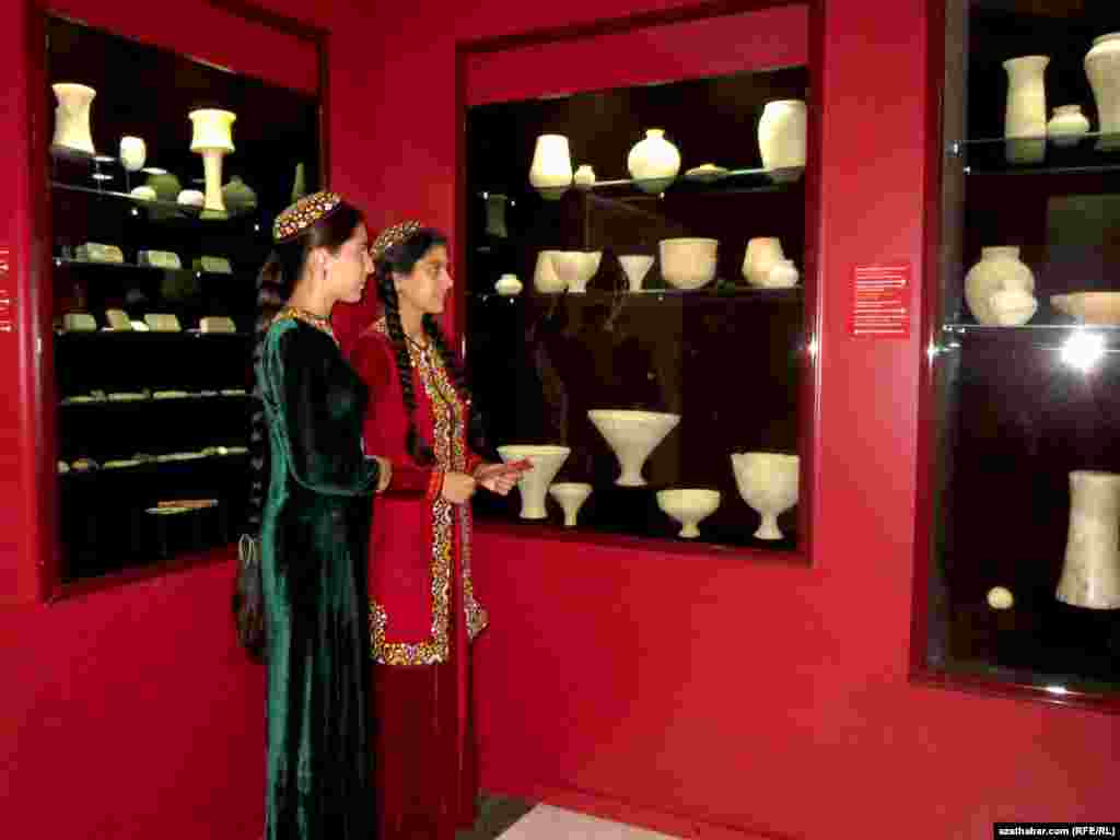 Посетители выставки в Музее изобразительных искусств в Ашхабаде. &nbsp;&nbsp;