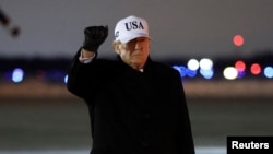 ډانلډ ټرمپ د جنورۍ پر ۲۷مه په مېريلينډ کې پوځي هوايي اډې ته د رسېدو پر مهال لاس پورته کړی دی.