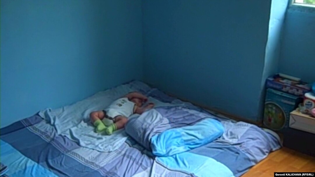 Уже 13 дней приходится спать на полу четырехмесячному Луке, который живет в двухкомнатной квартире вместе с матерью