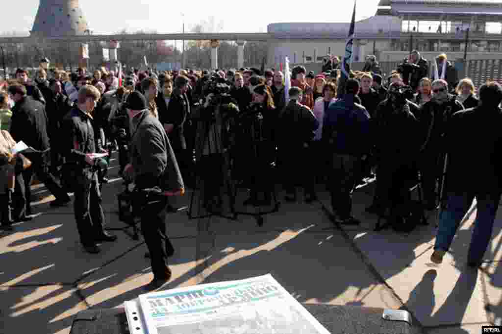 Грузовик, сопровождавший марш, стал трибуной.