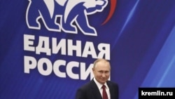 Президент РФ Владимир Путин на встрече с представителями партии "Единая Россия"