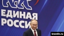 Путин на встрече с членами "Единой России" (архивное фото)
