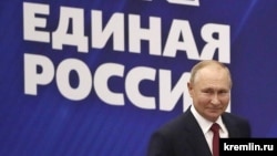 На съезде «Единой России» президент Владимир Путин предложил выплаты населению на общую сумму около 6,7 миллиарда долларов, что критики оценили как «тошнотворно» устаревший механизм подкупа избирателей 