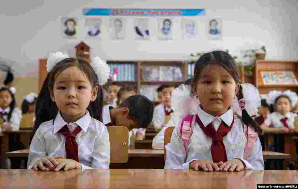 Ученицы сидят в классе в Бишкеке. 15 сентября в Кыргызстане школы вновь распахнули двери для учащихся&nbsp;