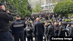 ვითარება სასამართლოს ეზოში განაჩენის გამოცხადების შემდეგ