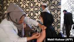آرشیف، تطبیق واکسین ضد ویروس کرونا به یک خانم در کابل. April 26, 2021