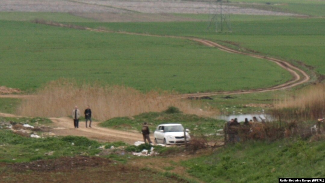 Архивска фотографија: Полицијата врши увид на местото каде што беа убиени пет момчиња во близина на Смилковското Езеро кај Скопје.